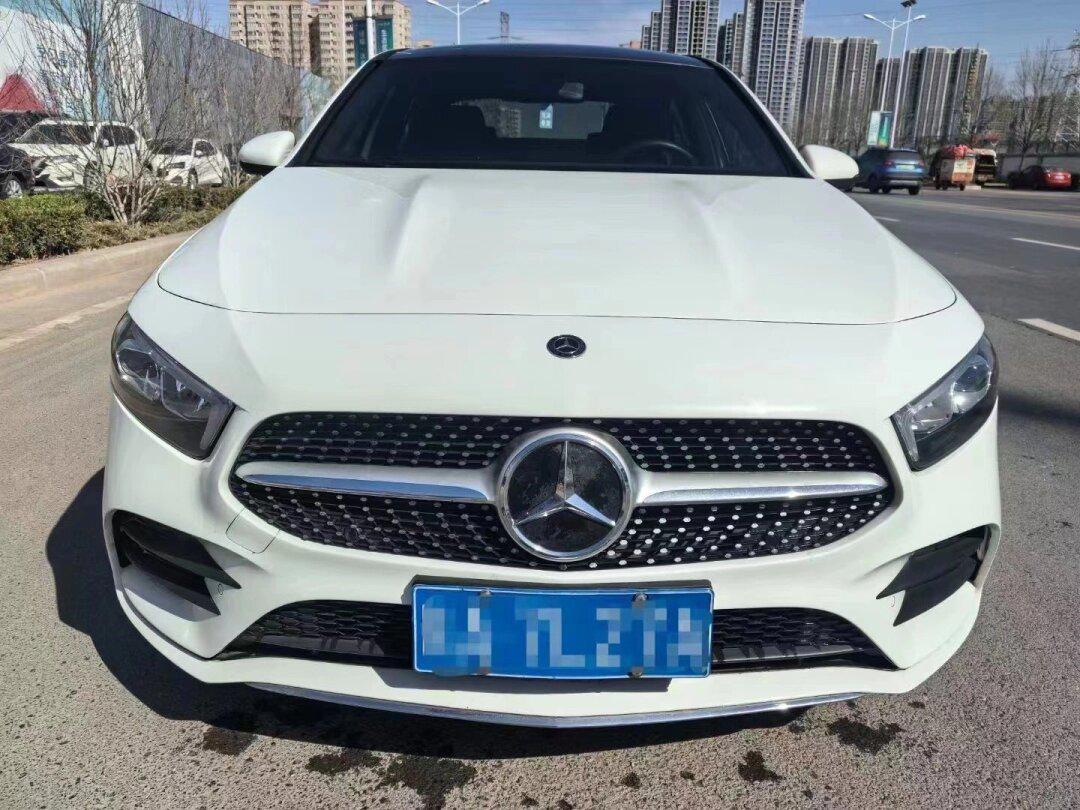 20年奔驰a200l,电动座椅,分段式双天窗,液晶大连屏,原版车况,小姐姐