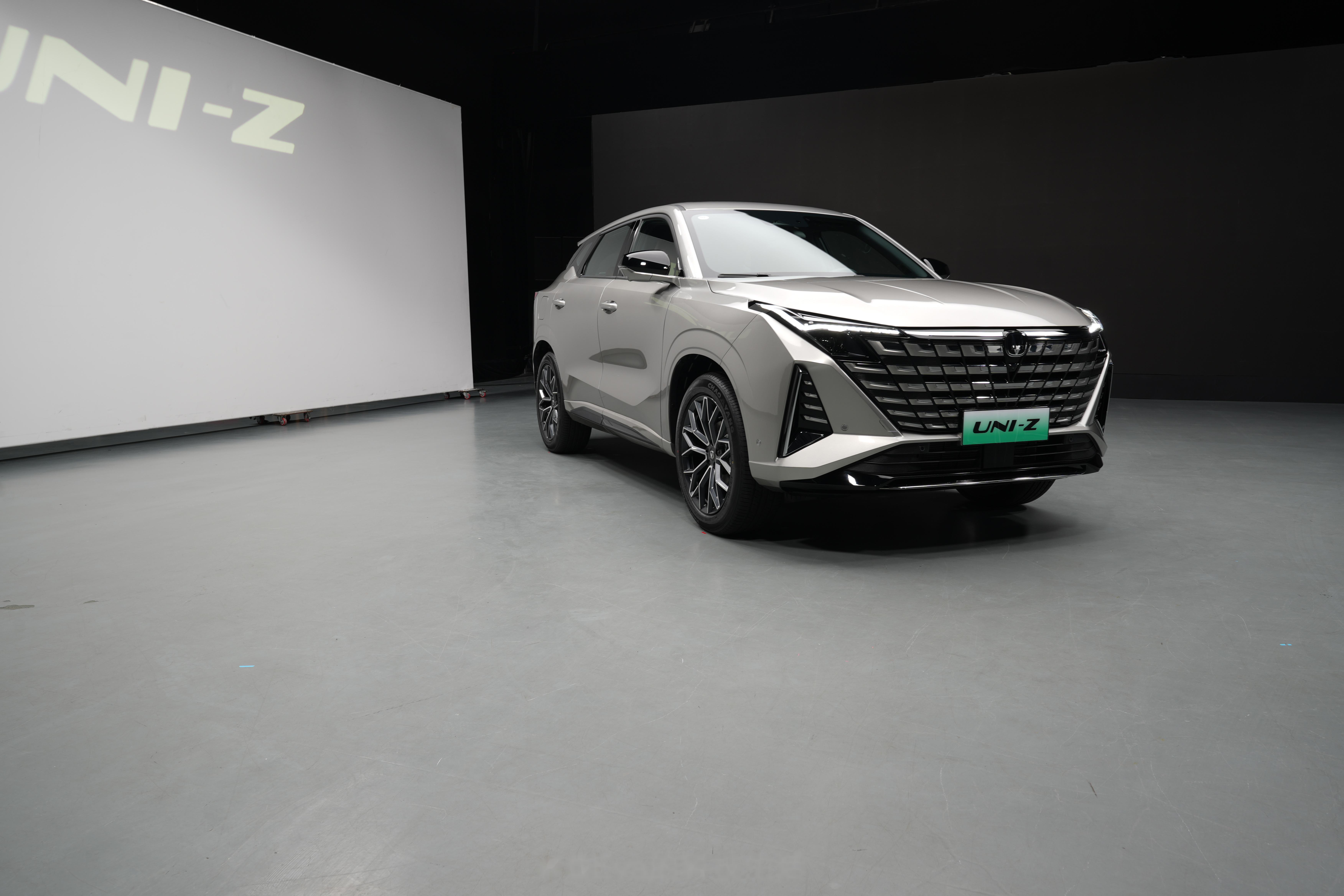 昨天长安uni-z开始预售了,12.79万-13.49万.我们前几天去静态体验了