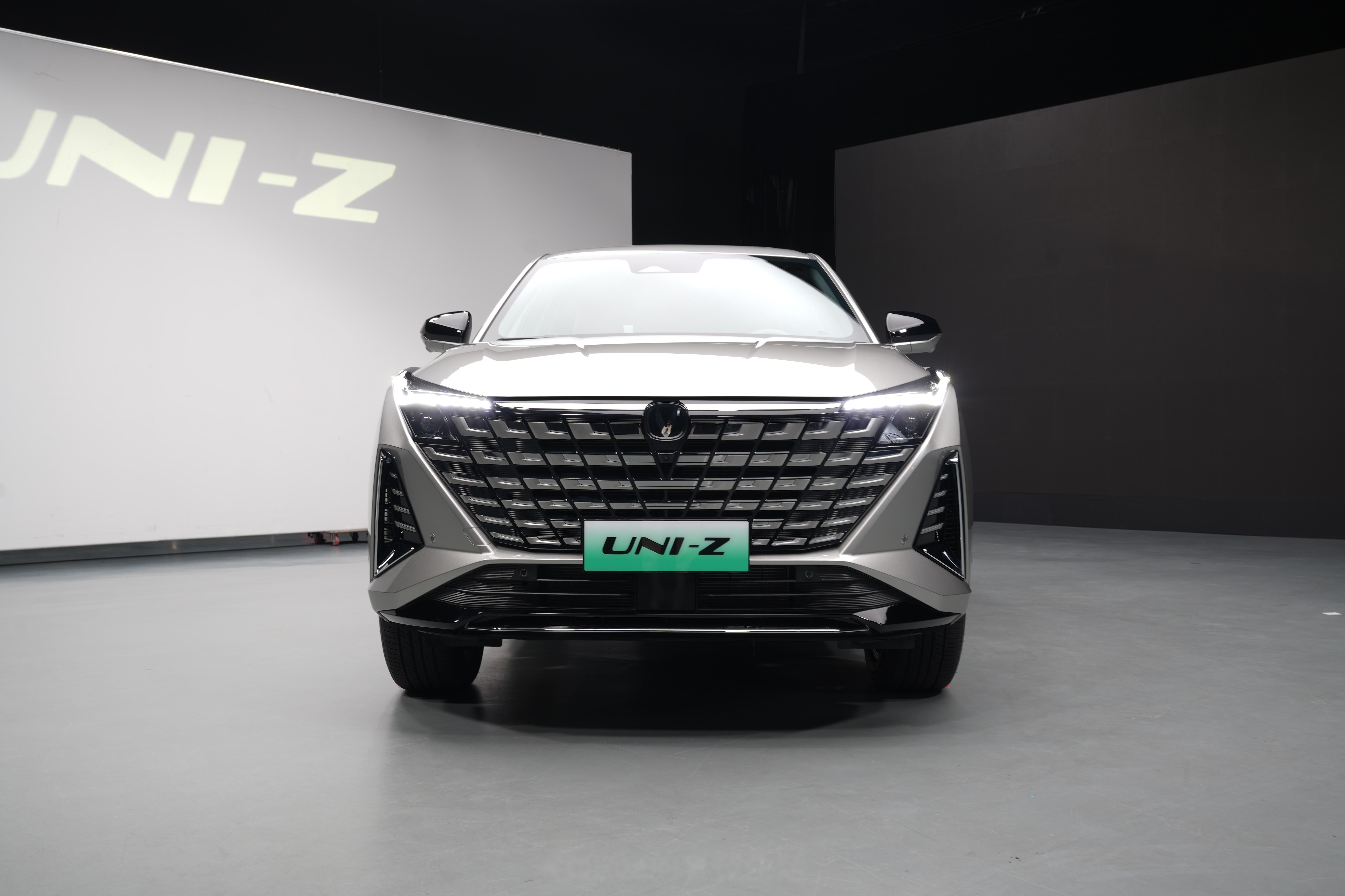 昨天长安uni-z开始预售了,12.79万-13.49万.我们前几天去静态体验了