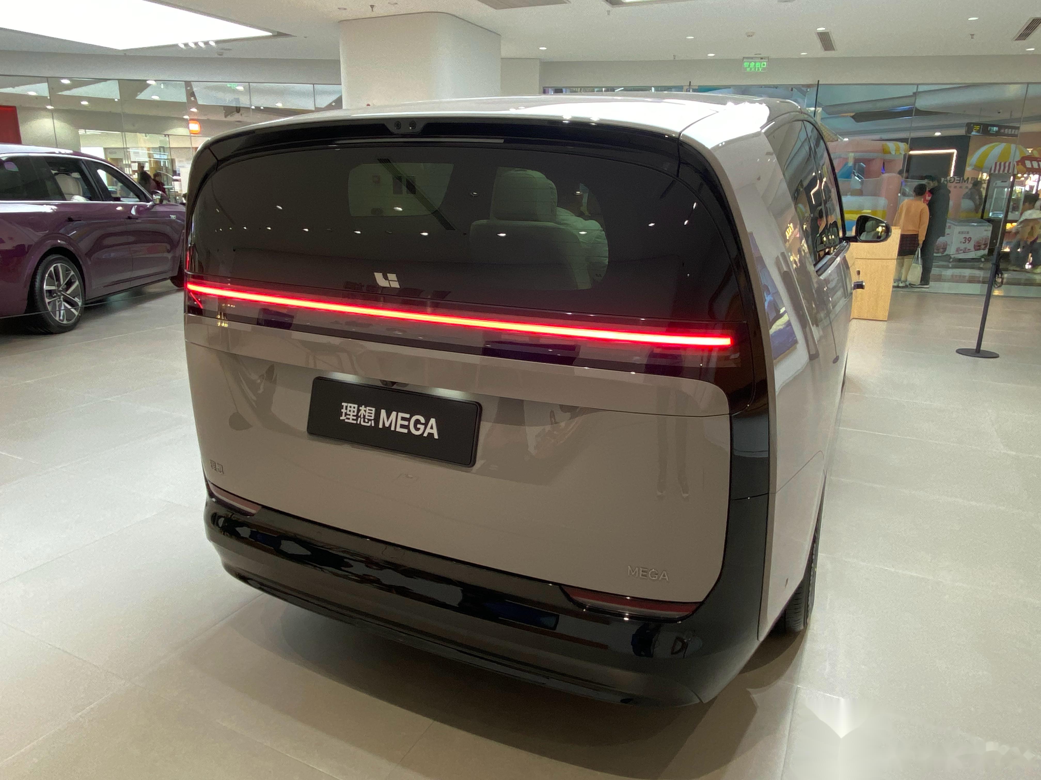 啥时候推出l10呢,老款车可是看腻了,喜欢像理想mega这样的曝光率很高