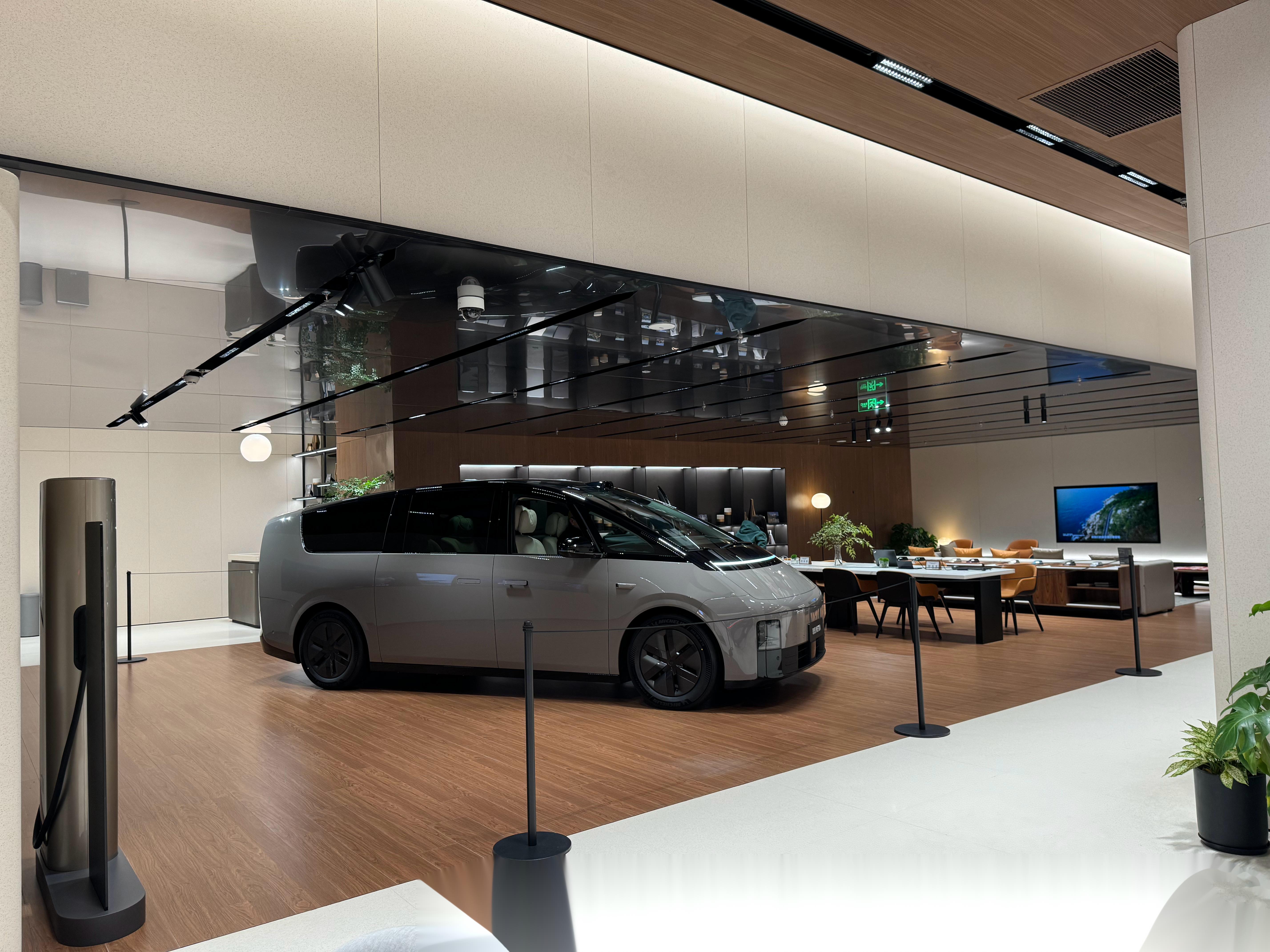 今天来上海出差 顺道去看看上海理想门店和吃晚饭 无意之间去了一个