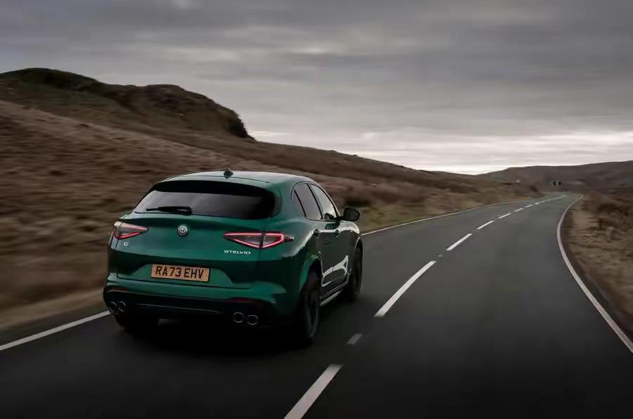 性能依旧强劲,中期改款阿尔法·罗密欧stelvio四叶草实车图发布!