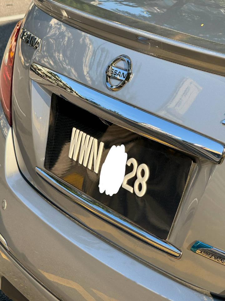 经过我初步观察,马来西亚的车牌似乎不是统一样式的,车牌大小形状各不