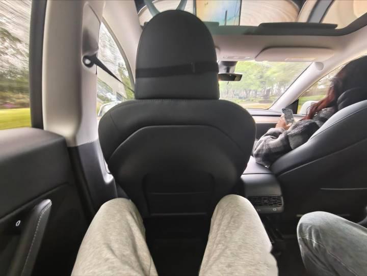 打车叫到一辆特斯拉model y 不得不说这车后排的乘坐感受太差了 每一