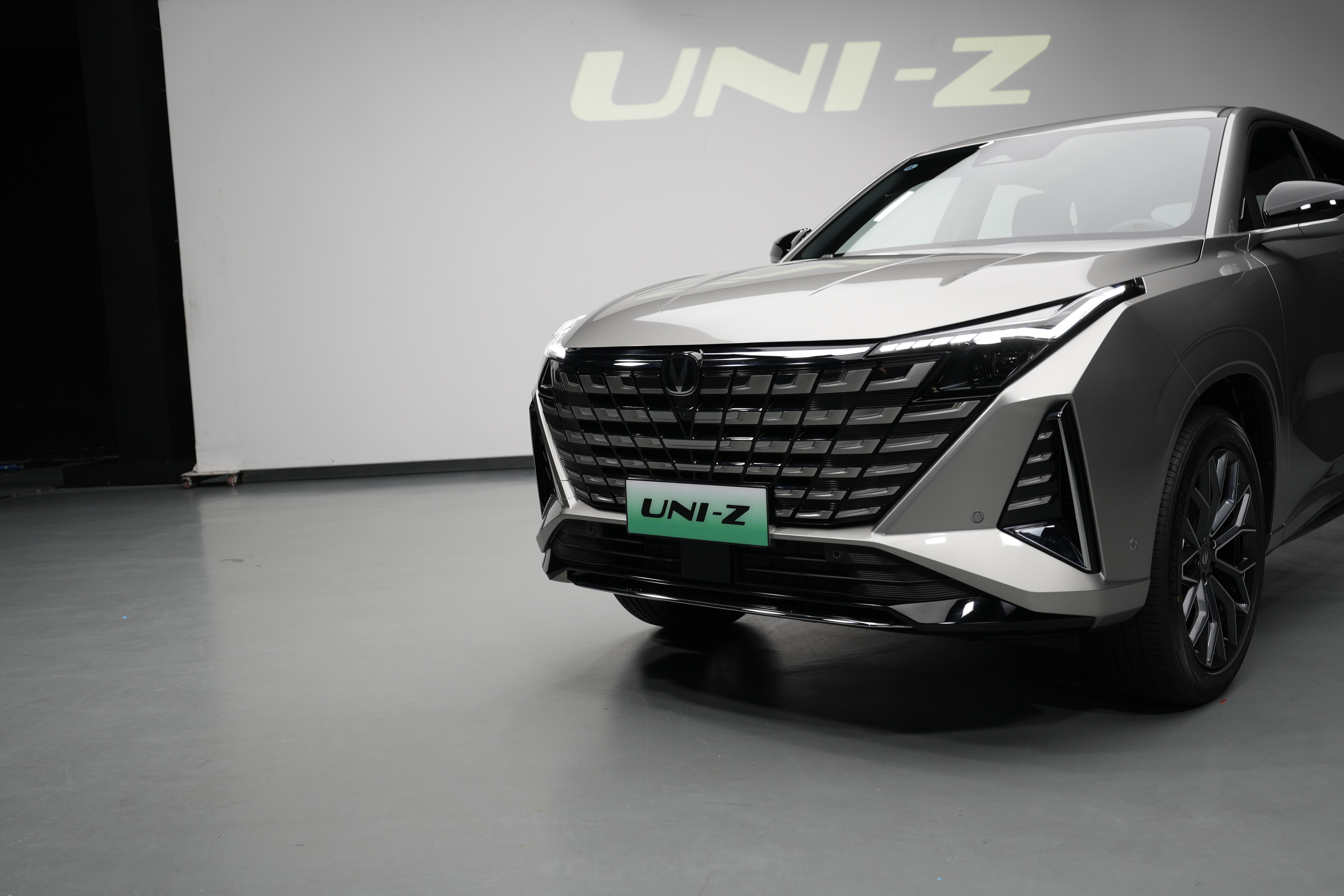 昨天长安uni-z开始预售了,12.79万-13.49万.我们前几天去静态体验了