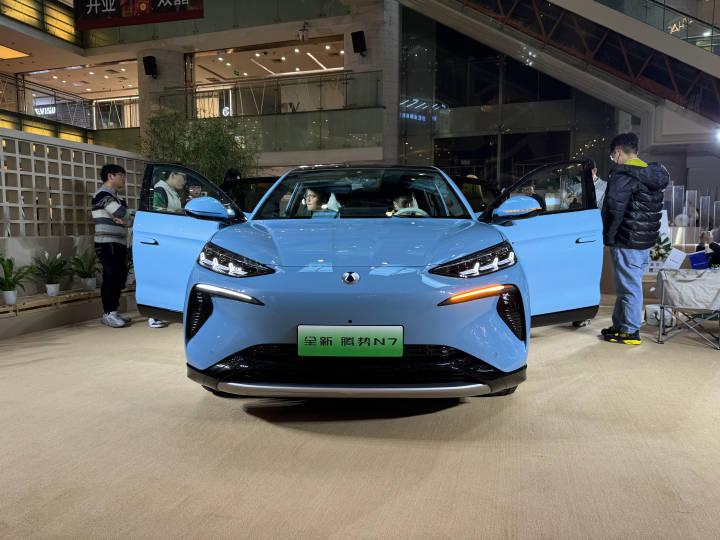 今天来看全新腾势 n7,有这样几大变化: 新增车身颜色西子蓝,据说这个