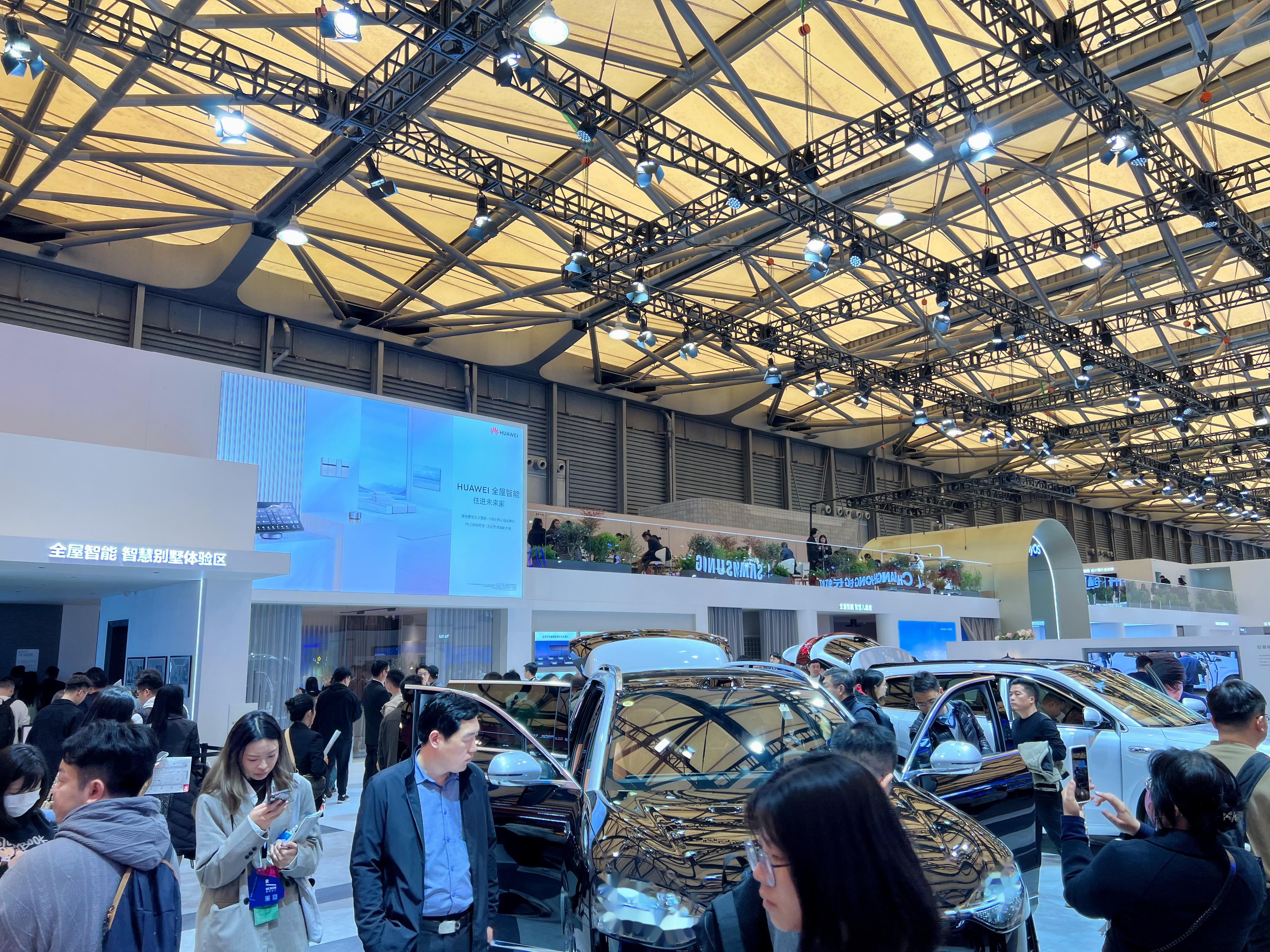 去场馆的路上,看到华为设置了一个"未