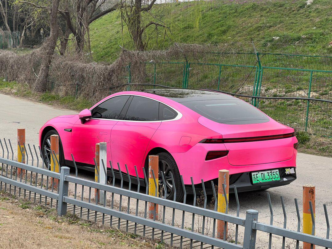 6015停在哪里都能吸引目光:小鹏p7定制涂装