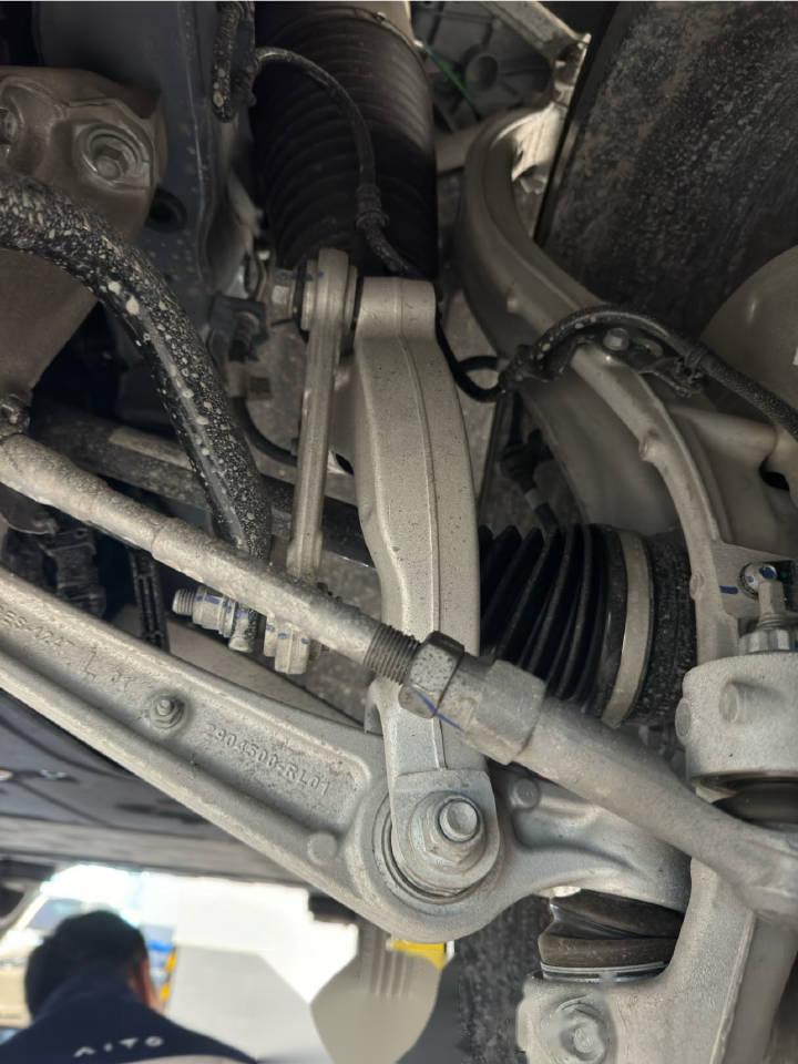 今天升起来看了问界m9的底盘是真舍得用料啊这粗壮的铝合金