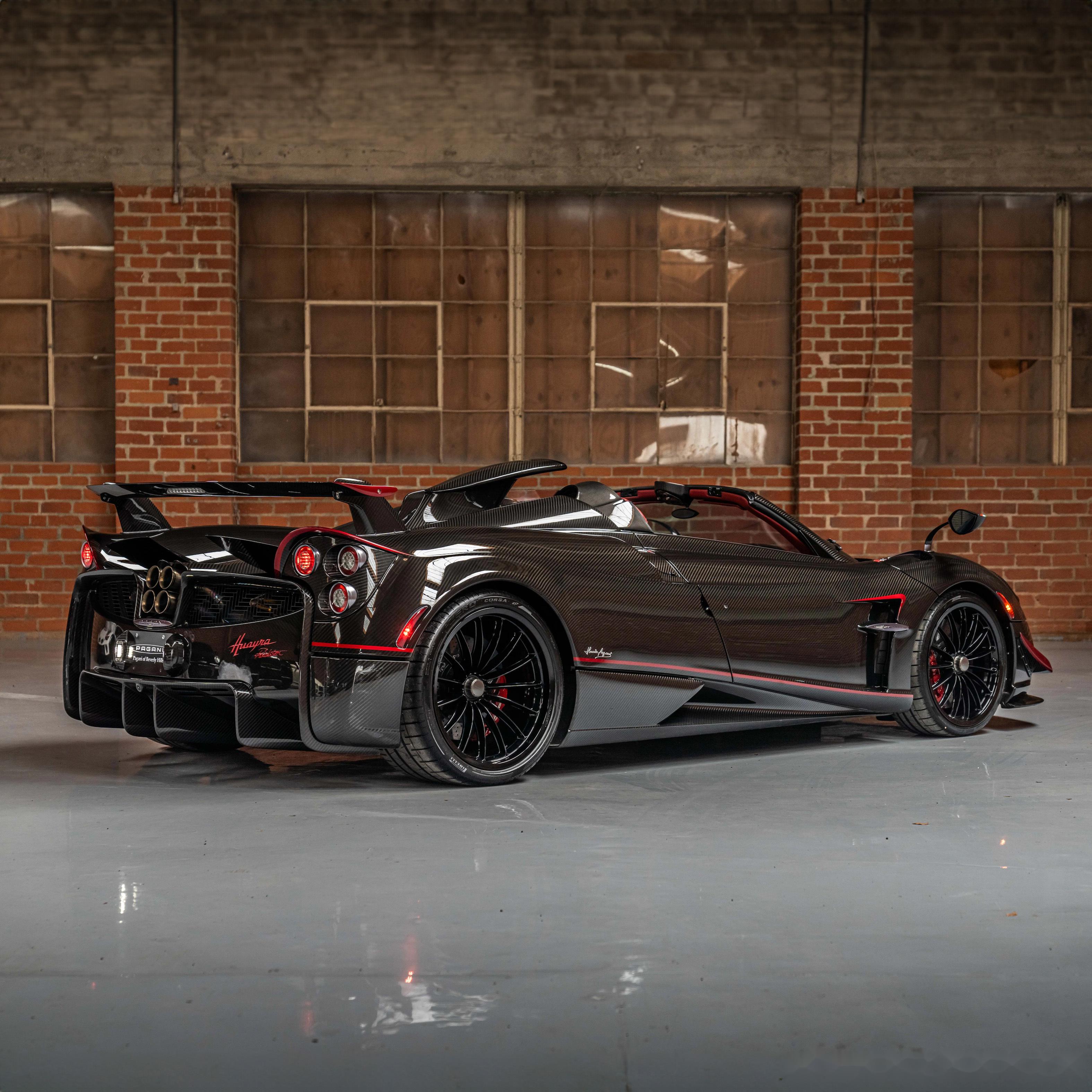 2017款帕加尼 huayra roadster ,采用外露式黑曼巴碳纤维材质