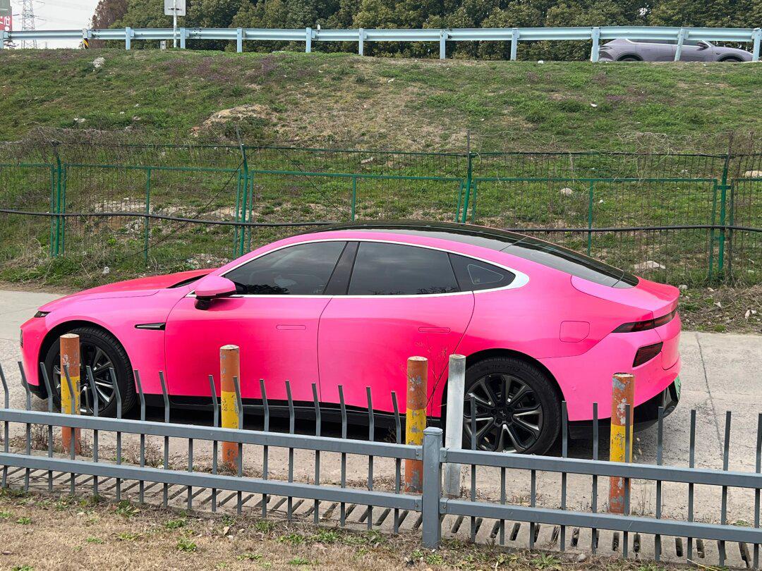 6015停在哪里都能吸引目光:小鹏p7定制涂装