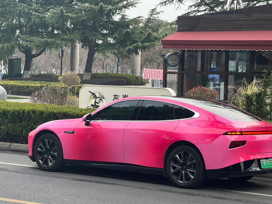 6015停在哪里都能吸引目光:小鹏p7定制涂装