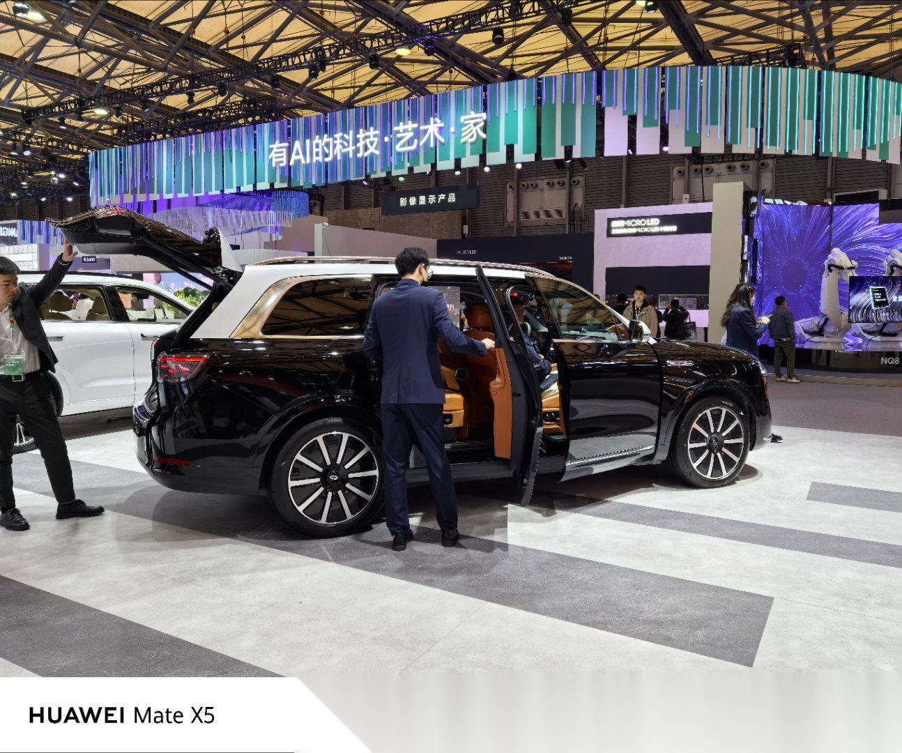 打卡华为展台,我的智界s7和问界m9直接c位,鸿蒙智行排面儿了哈!