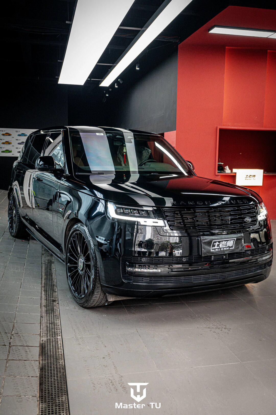 黑武士的大揽胜,主打的就是一个压迫感!