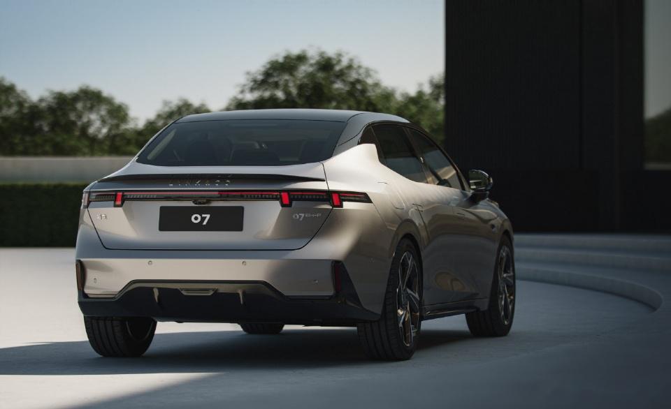 现代汽车已不再是简单的交通工具,而是追求服务与智能化的代表.