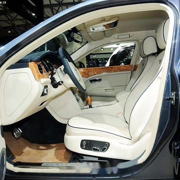 宾利mulsanne 65加长豪华轿车,在2013年的上海车展上展示.该车是装甲