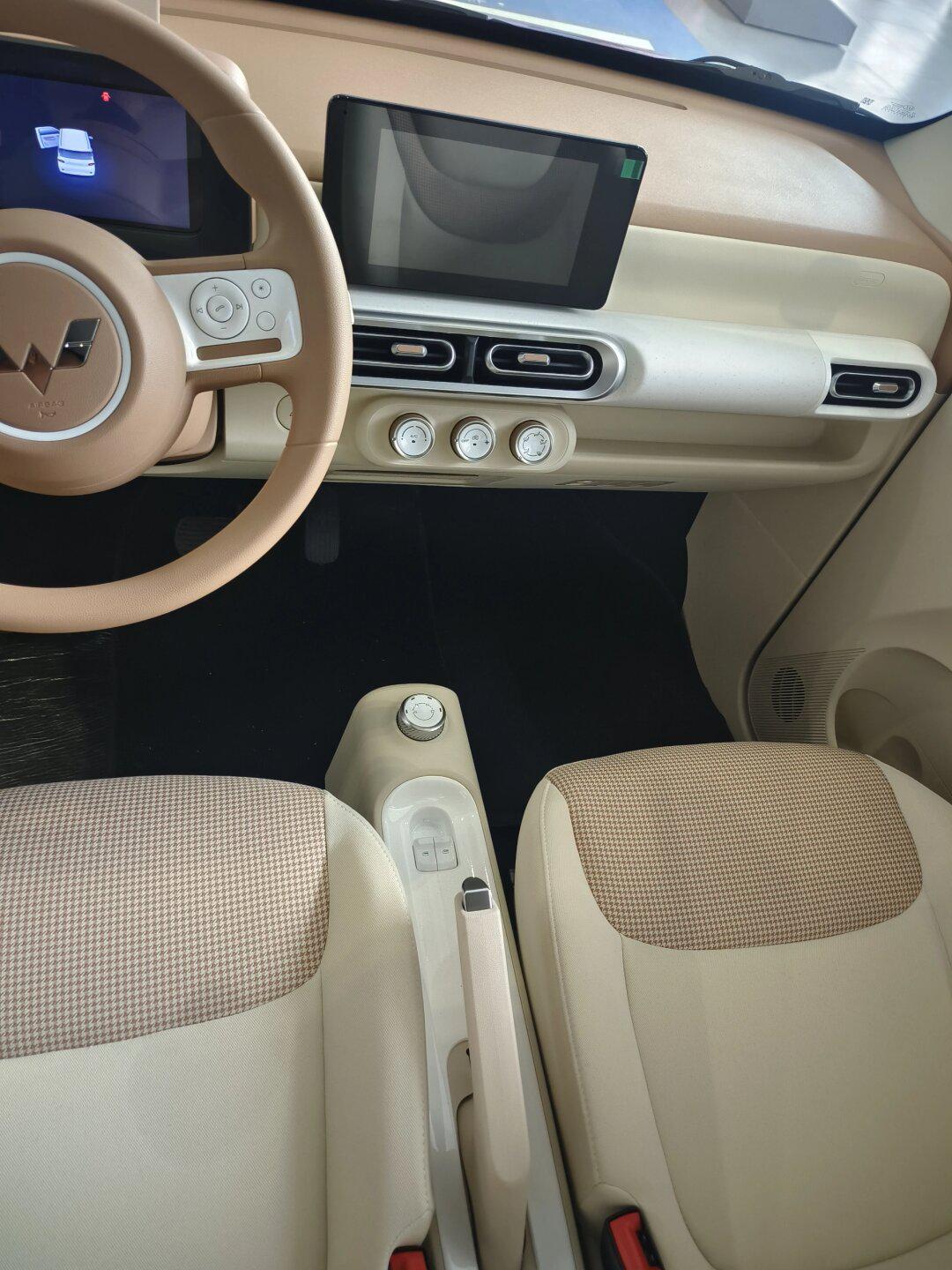 让我来看看五菱第三代马卡龙的内饰吧!