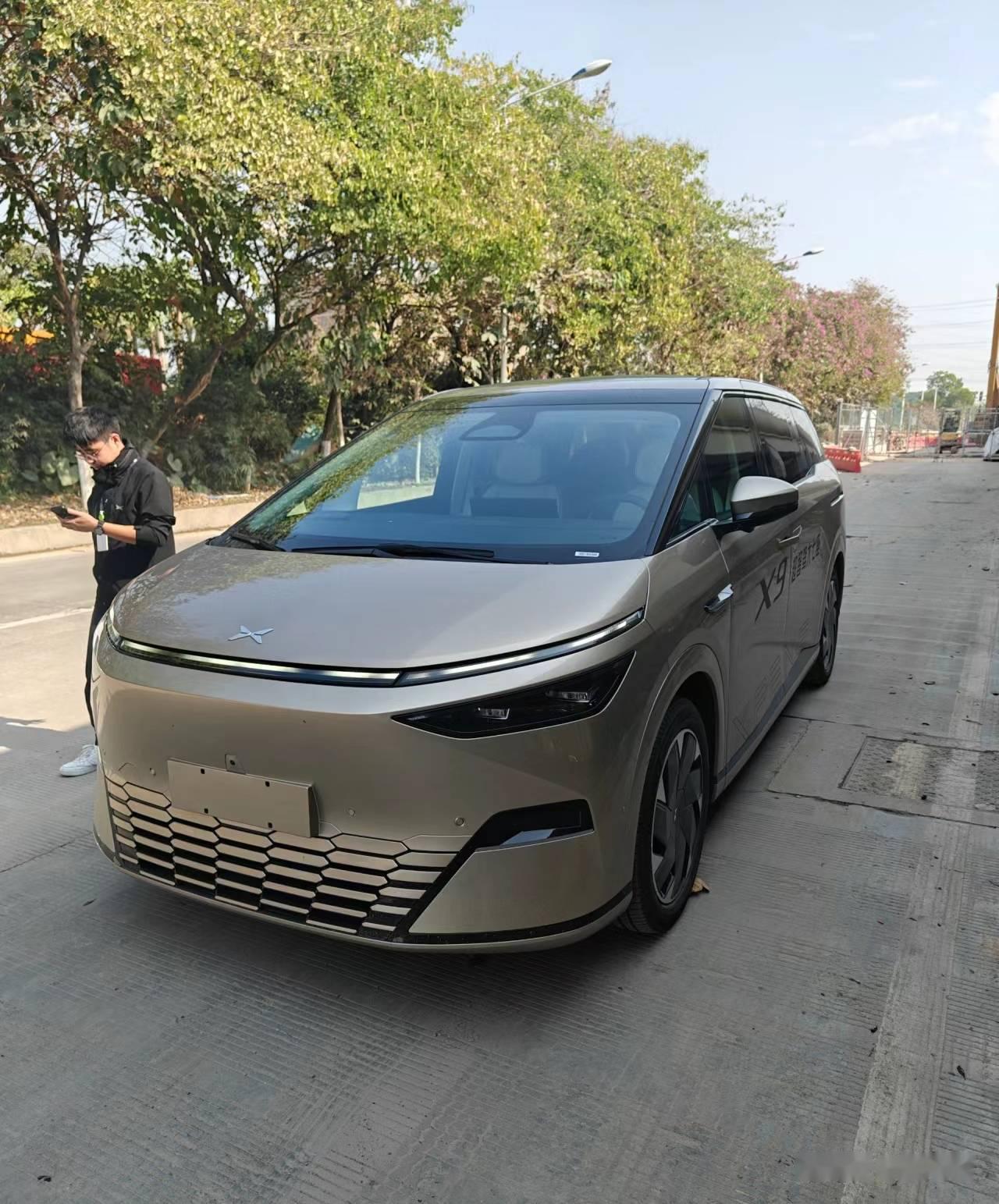 前些时间去试驾了小鹏x9,真的超级超级心动,实车看起来比照片好看非常