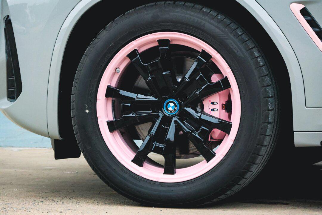 简约高级的亚灰77双拼色轮毂卡钳_宝马ix3社区_易车社区