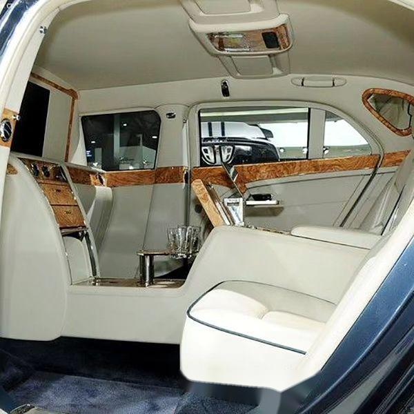 宾利mulsanne 65加长豪华轿车,在2013年的上海车展上展示.该车是装甲