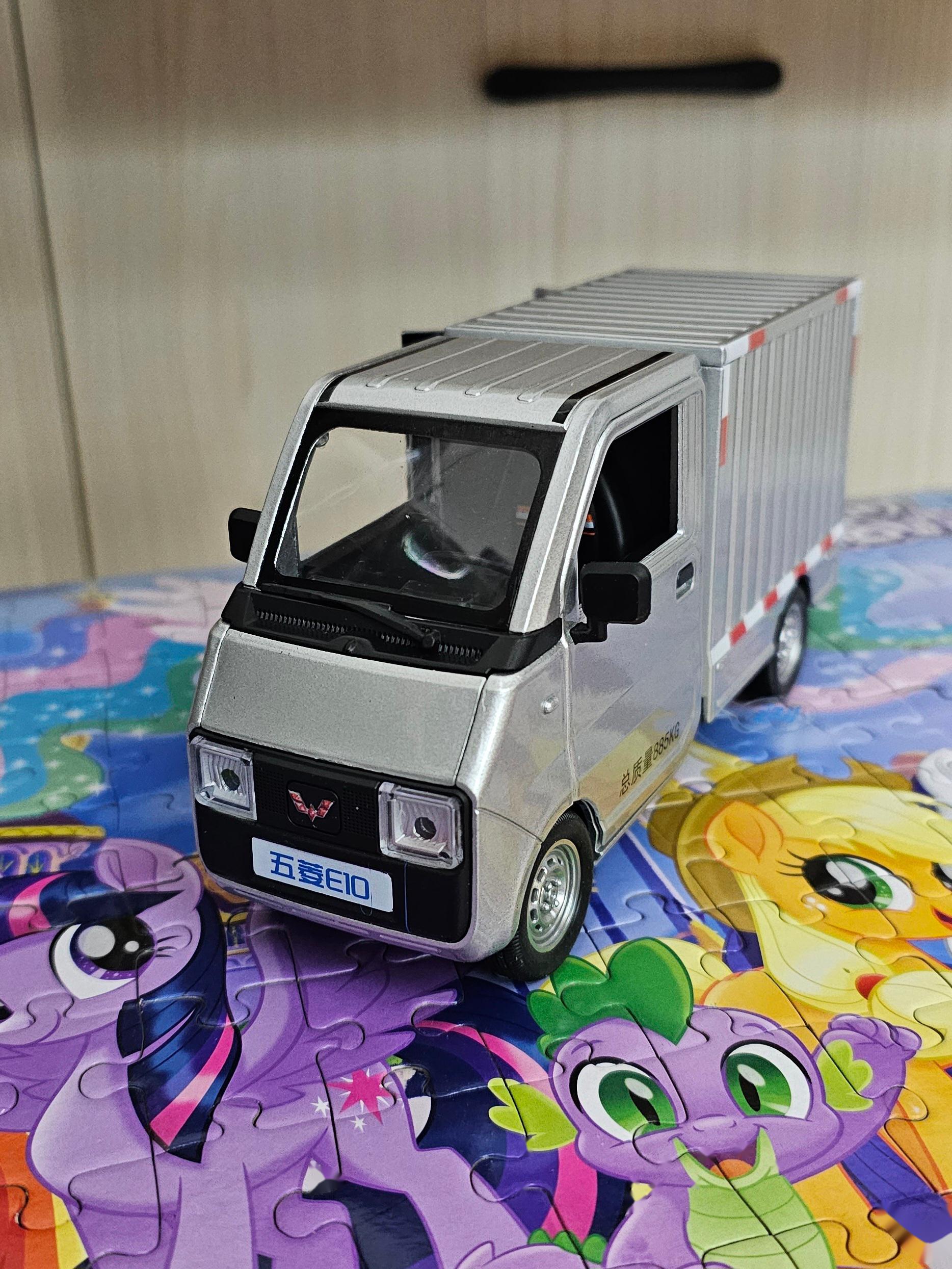 买了个五菱e10声光电回力车 1/18比例 厂家说这是模型 反正现在祖国