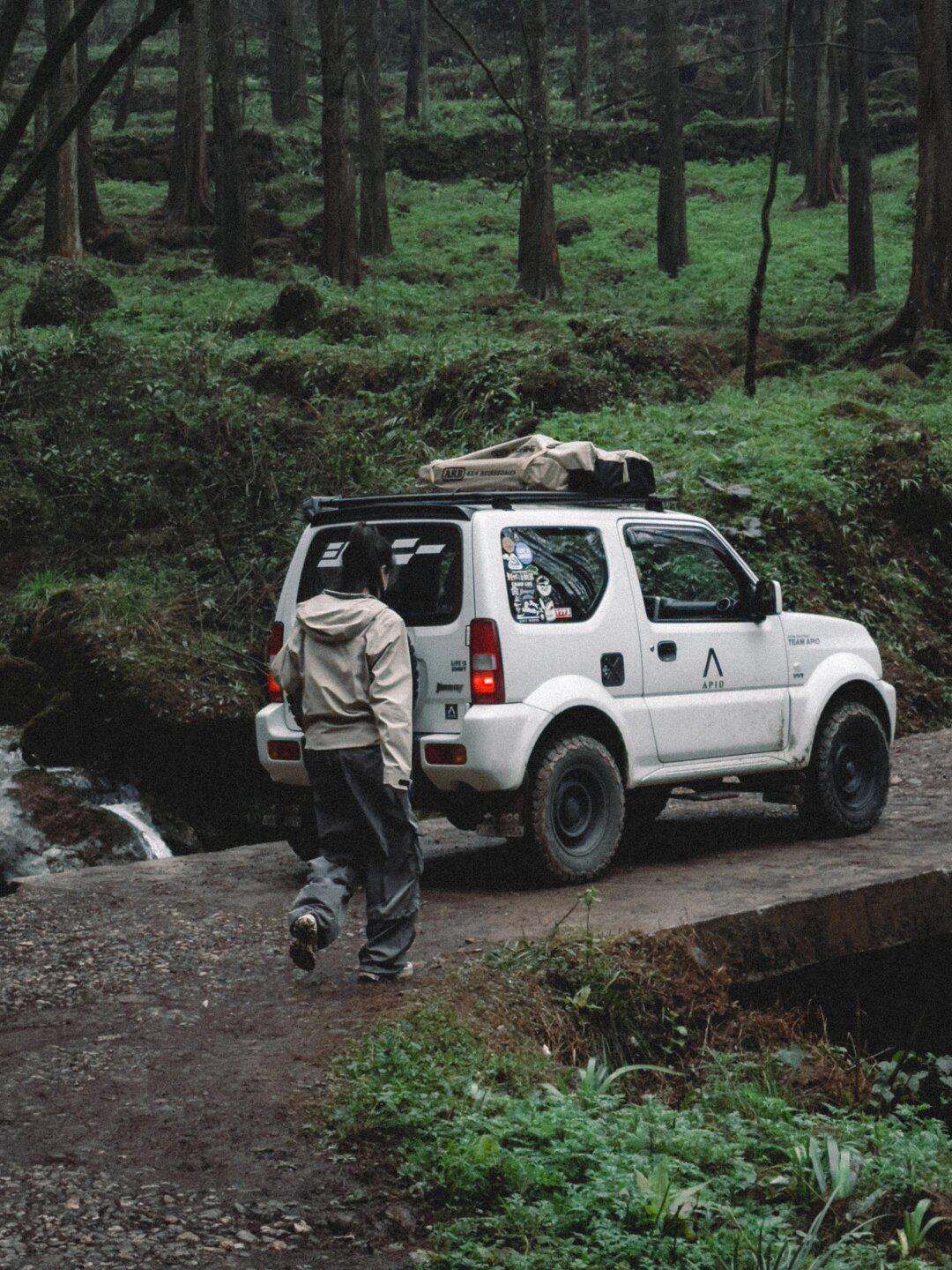 吉姆尼穿梭在山间林道