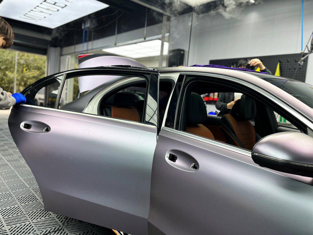 网红美女小姐姐的奔驰c来贴膜改装啦