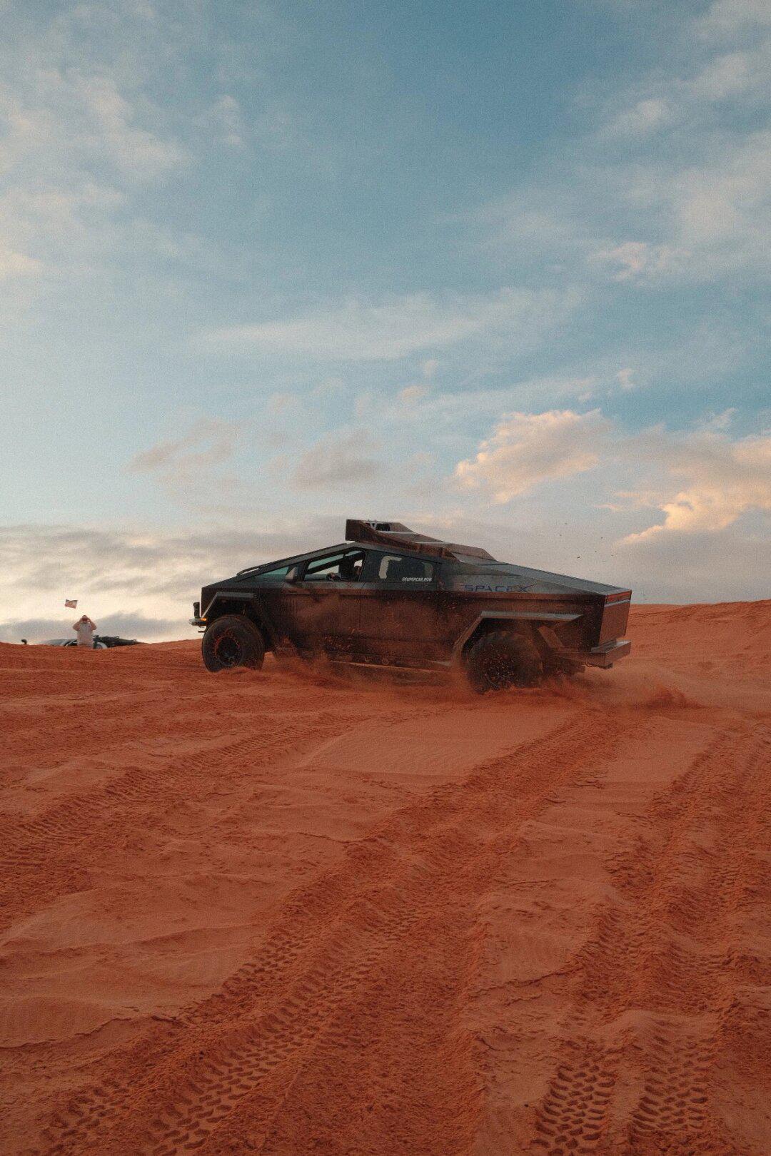 还记得那个给 cybertruck 装上雪地轮胎的_赛博越