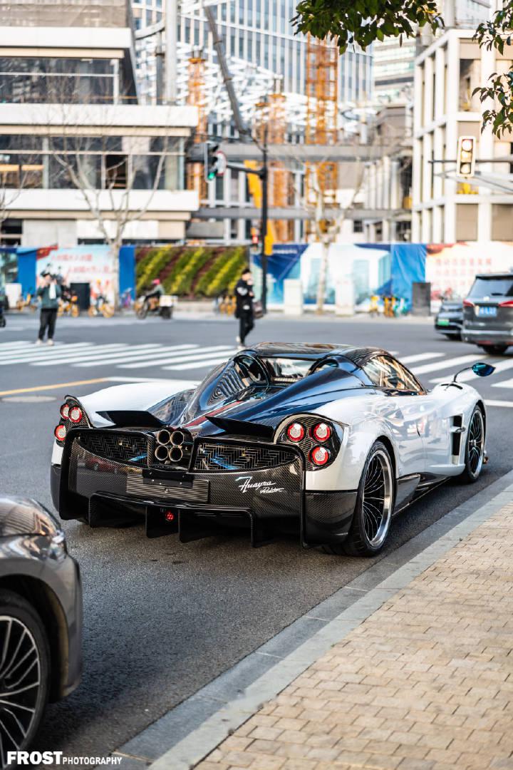 新天地湖滨路,顶级大佬无名龙的huayra roadster 车主应该是国内玩车