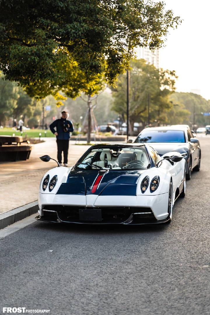 新天地湖滨路,顶级大佬无名龙的huayra roadster 车主应该是国内玩车