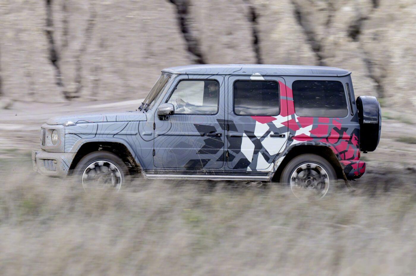 奔驰g级中期改款将于3月26日发布,g500使用直六轻混,g63使用v8轻混;纯