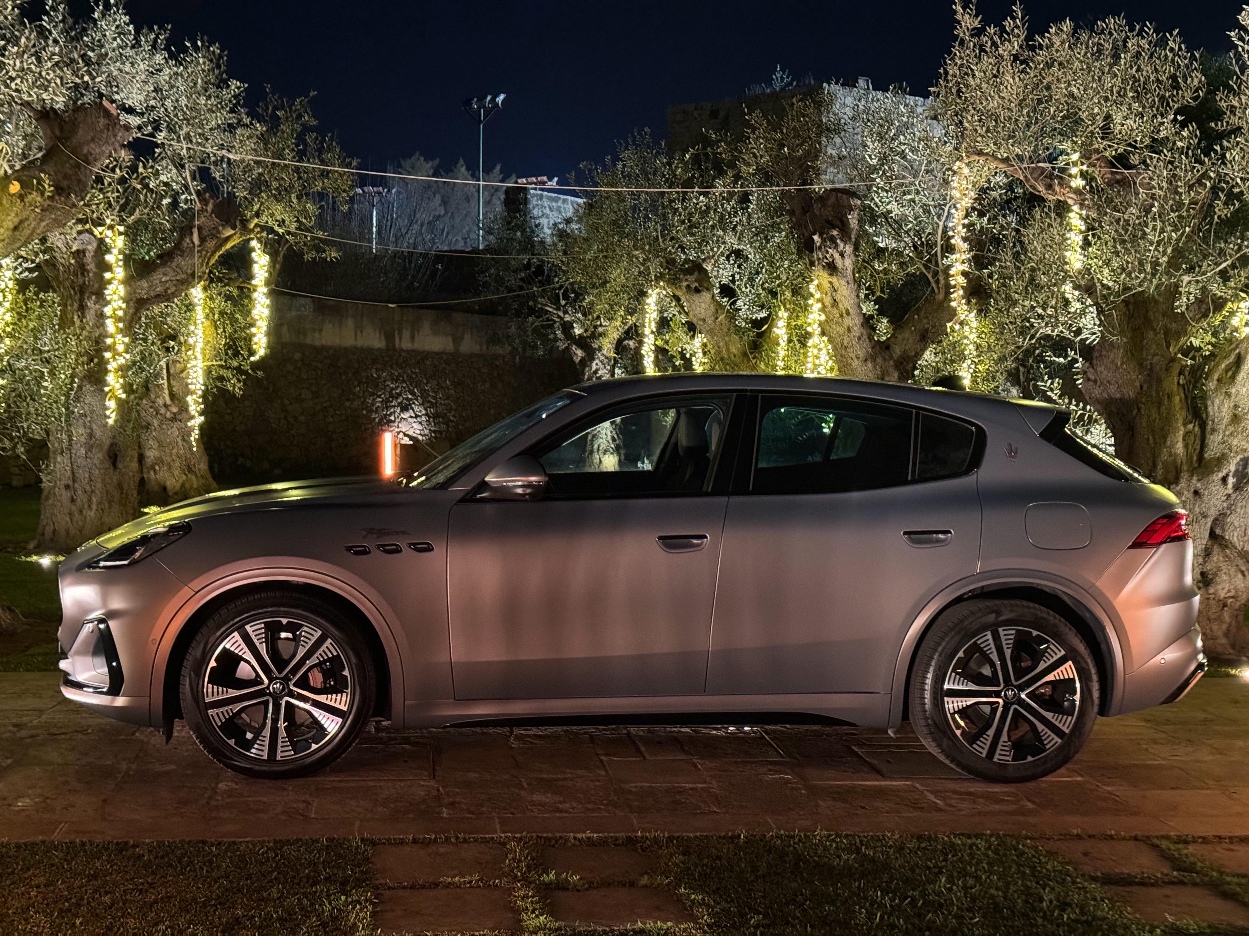 玛莎这个新的颜色蛮帅的,白天没阳光没察觉 晚上有灯光了发现很不一样