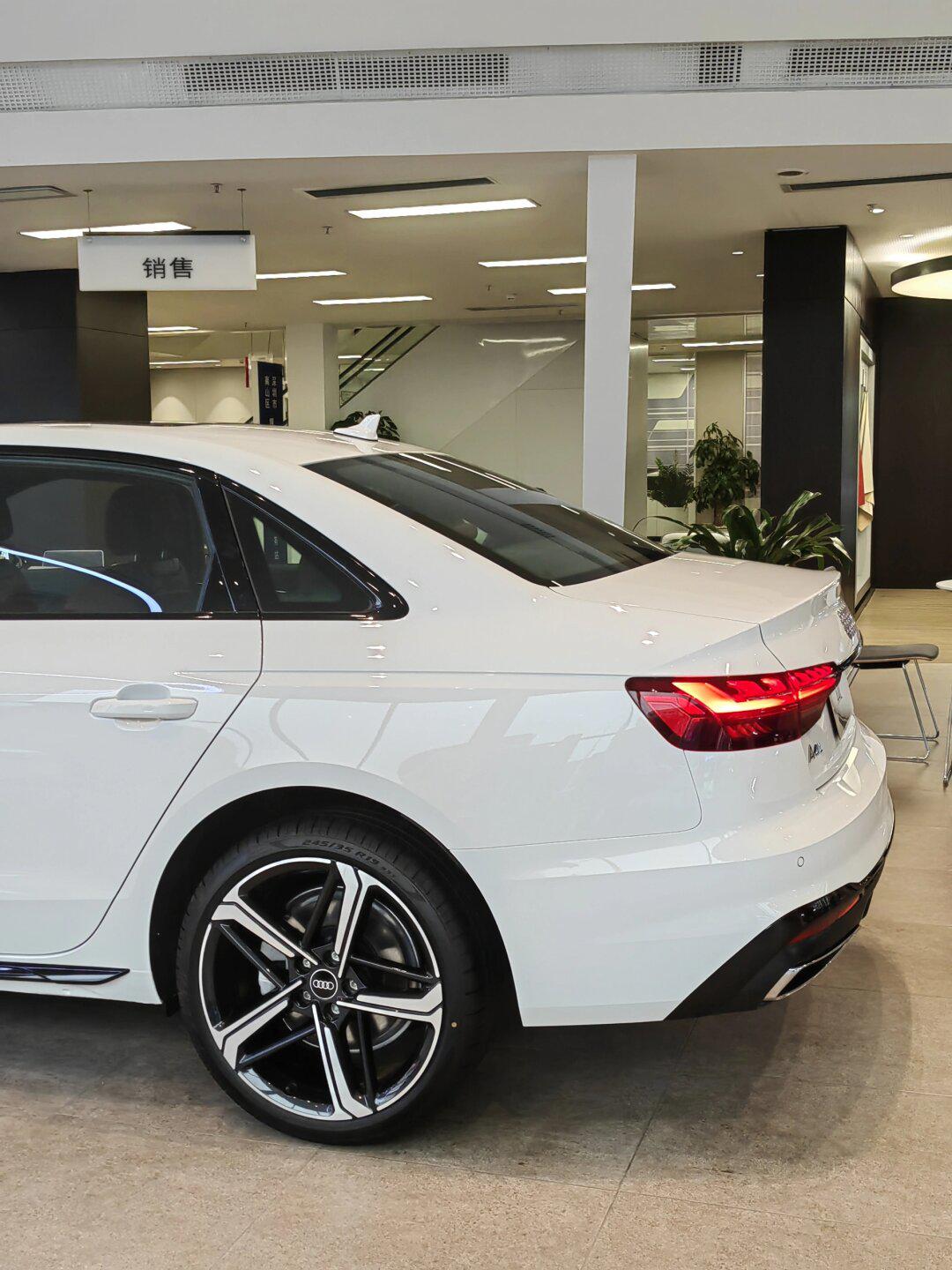 奥迪a4l红色内饰