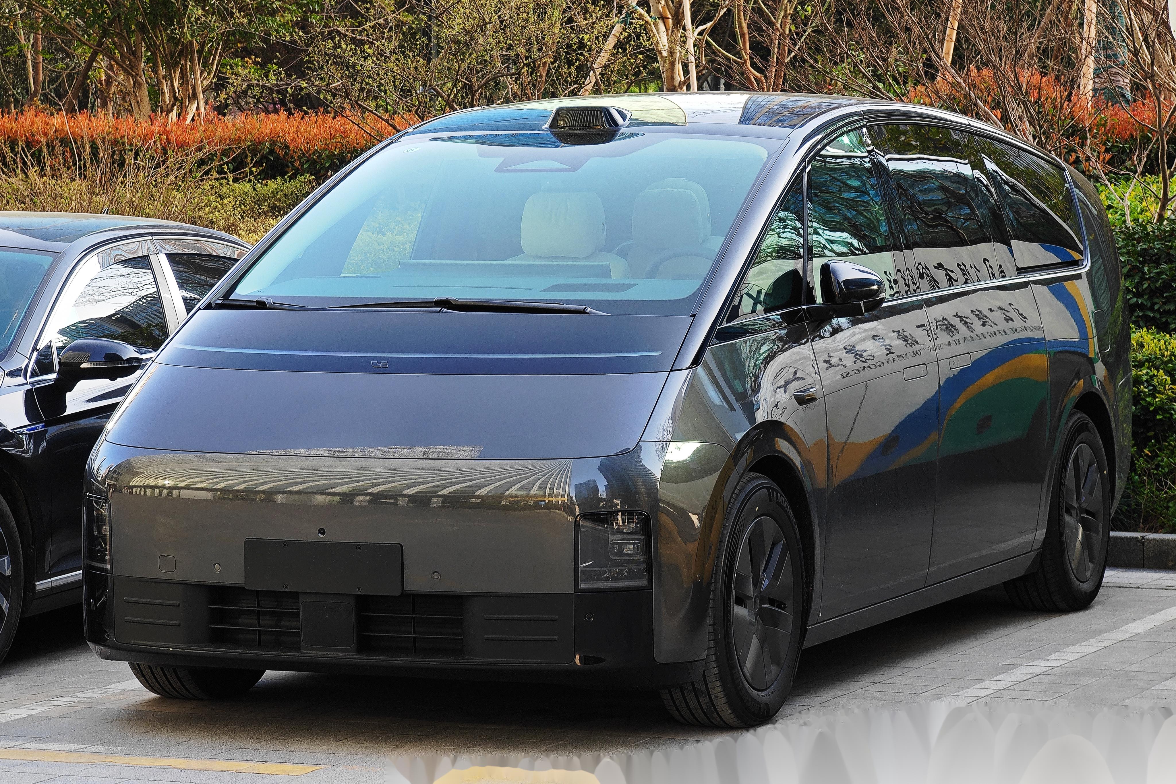 终于见到了理想mega实车,圆梦了 辨识度确实挺高,在停车场里一眼就