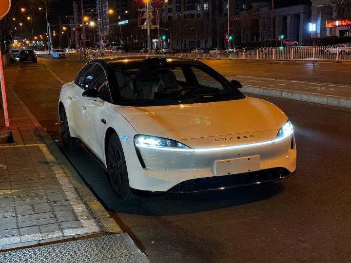 路边捕捉到一辆智界s7白色真好看啊有种预感我的第一辆车可能是白色的