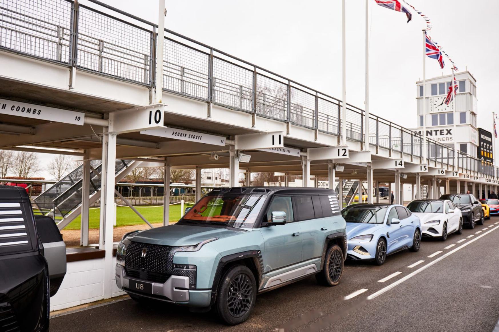 比亚迪仰望u8亮相古德伍德赛道,与保时捷,法拉利,迈凯伦等品牌同台竞