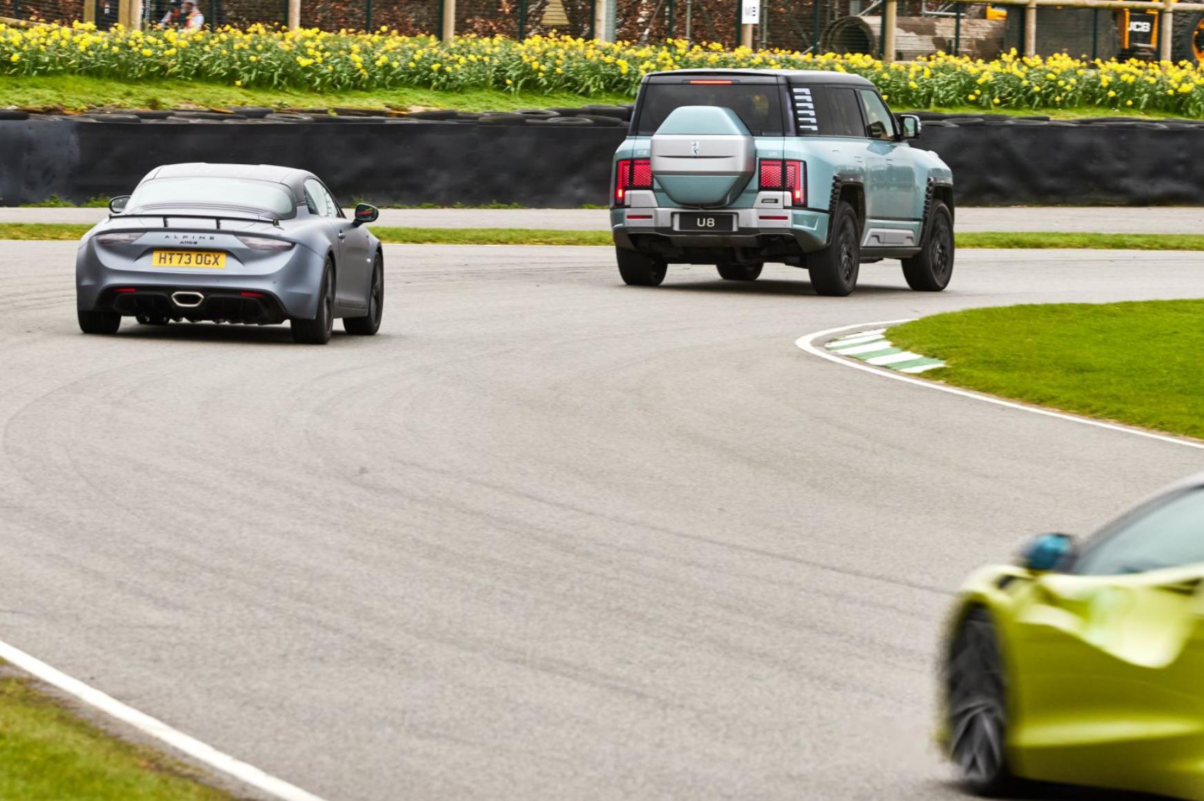 比亚迪仰望u8亮相古德伍德赛道,与保时捷,法拉利,迈凯伦等品牌同台竞