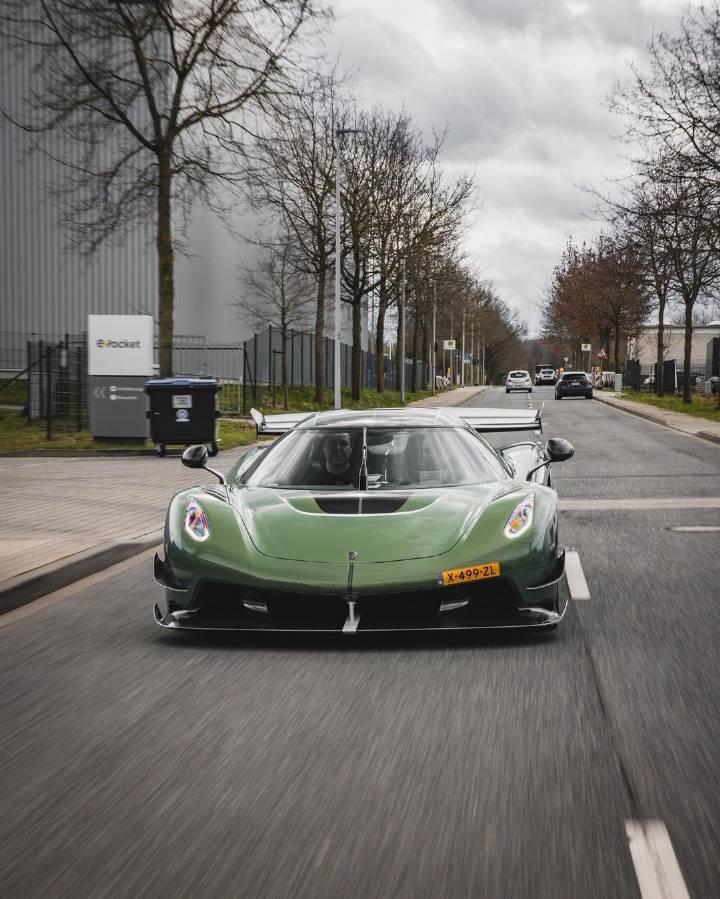 科尼赛克jesko plus,可以肯定地告诉您:这辆车看起来绝对令人惊叹