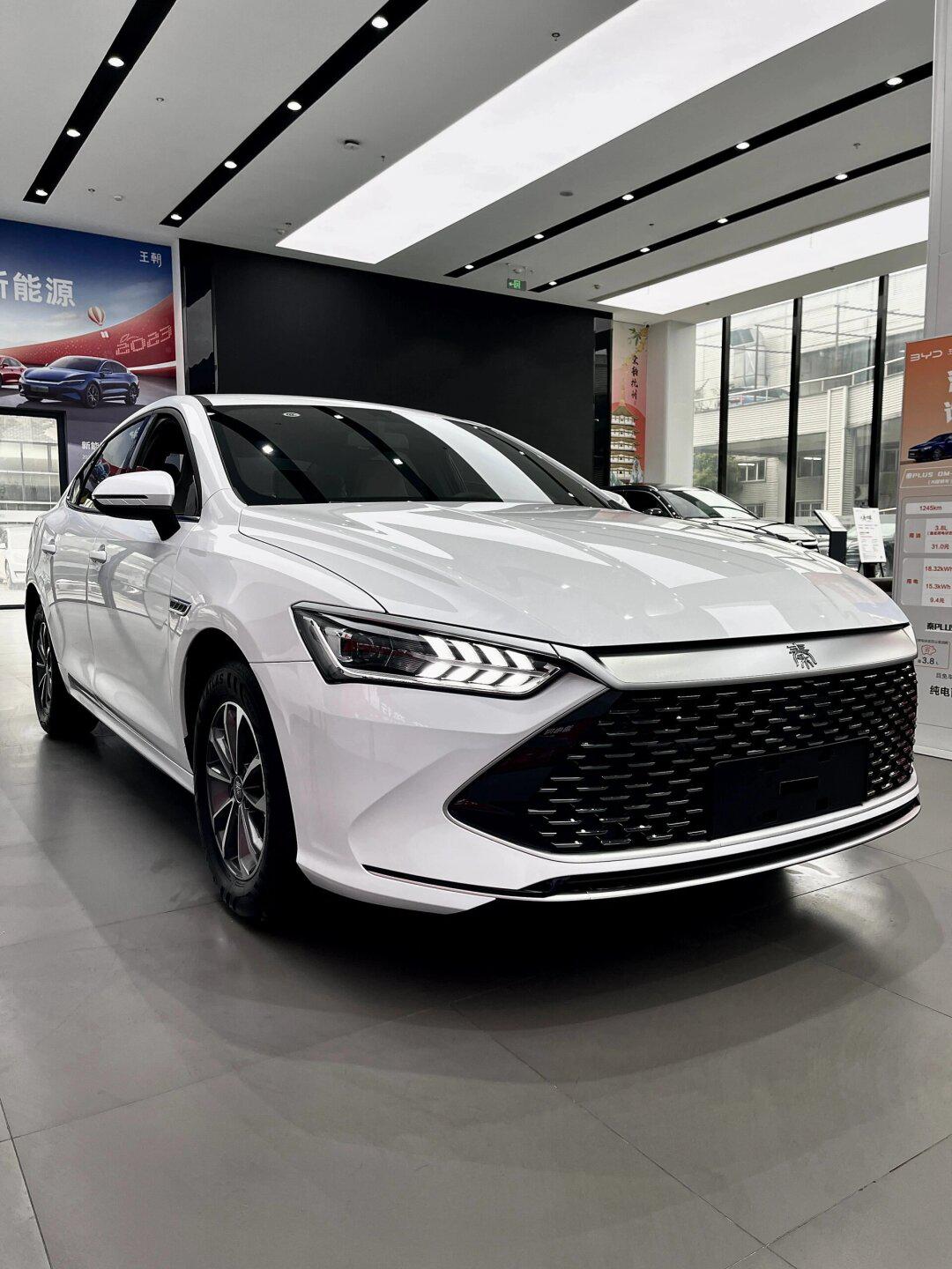 比亚迪秦 plus dmi2024荣耀版:未来的绿色