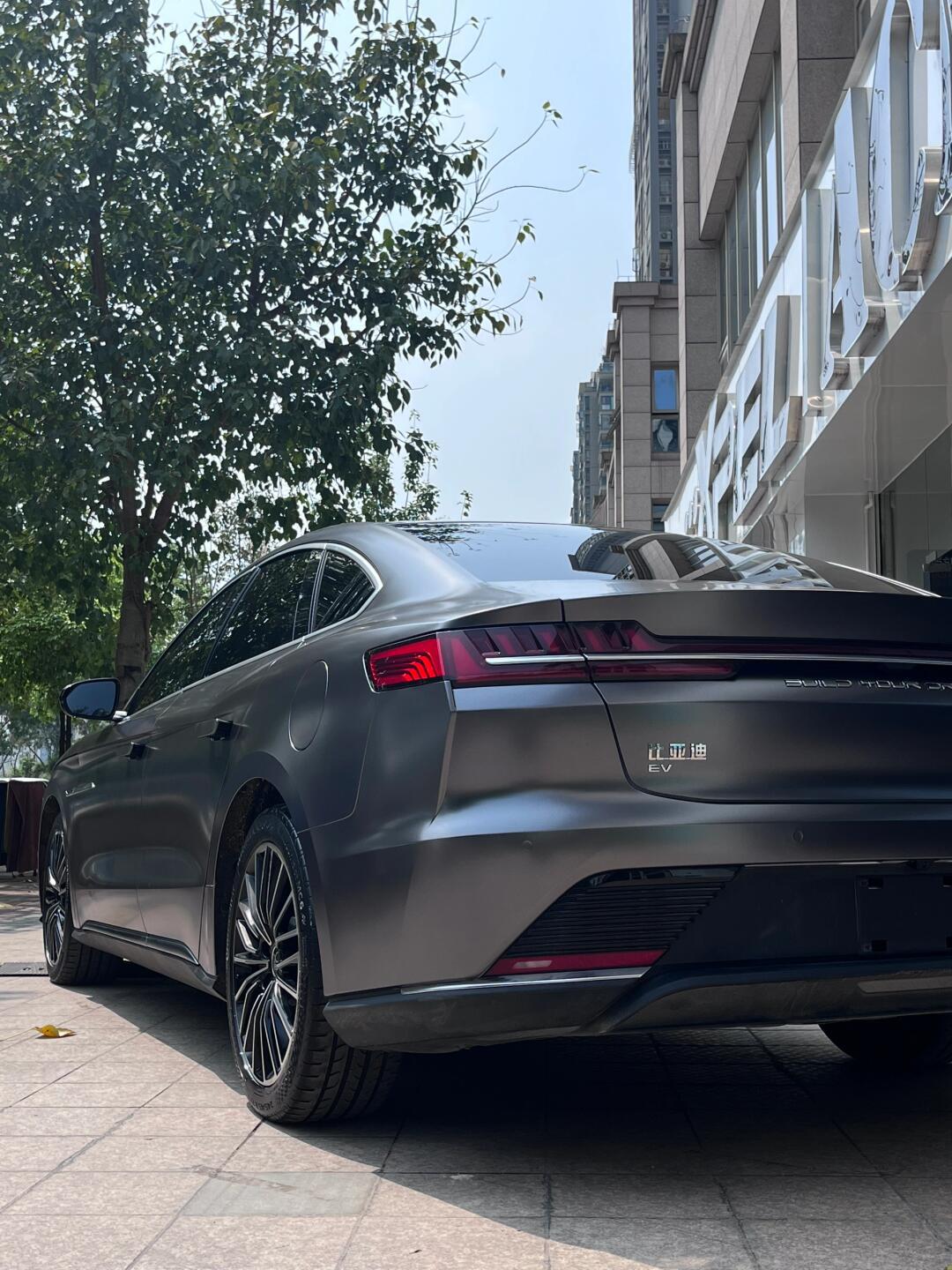 比亚迪汉ev|白色太单调?换这身灰"衣裳"05