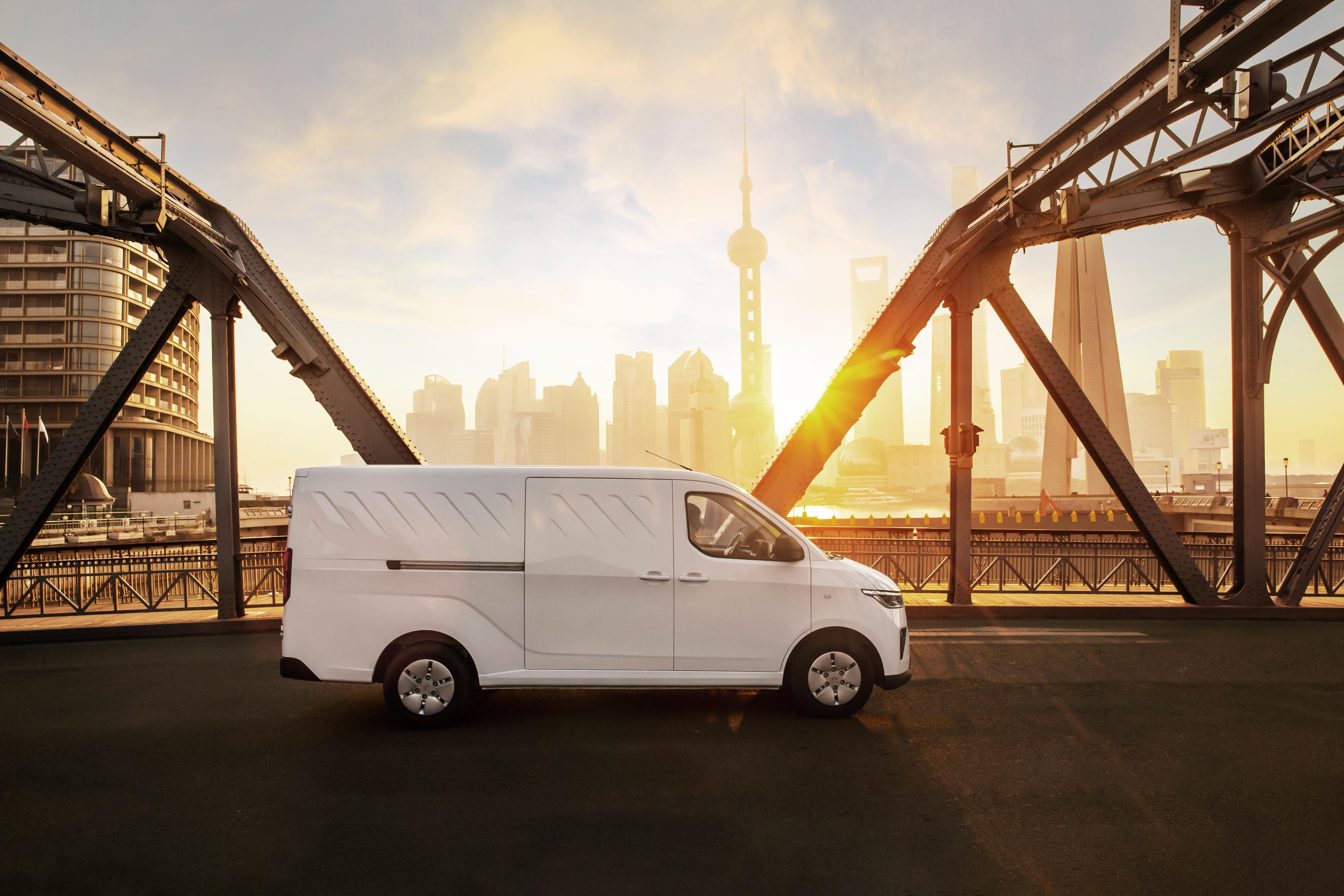 五菱前两天还发布了一个纯工具车五菱扬光,采用五菱红1号电池,带来230