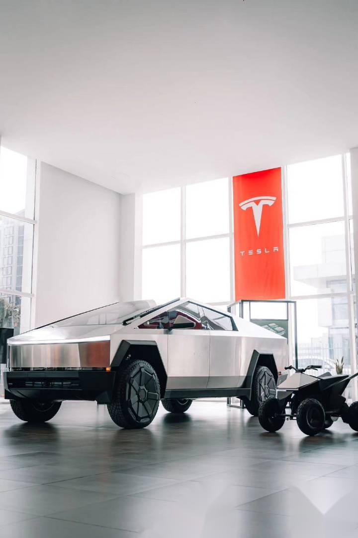 特斯拉cybertruck赛博越野车来到了合肥,本周末会一直在合肥华润万象