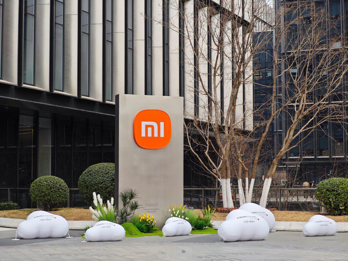 来小米科技园,怎么能不看一眼小米su7 呢 依然还是帅呀!