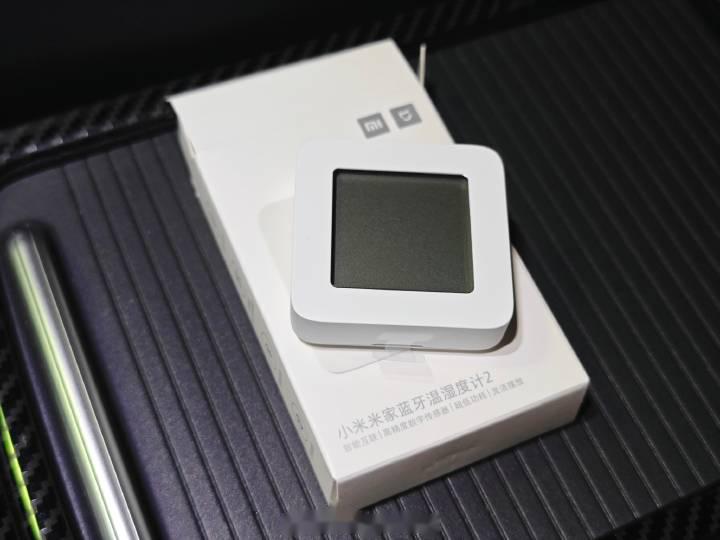 给爱车高尔夫 8 买了个车载配件:小米蓝牙温湿度2,用来搭配车机盒子