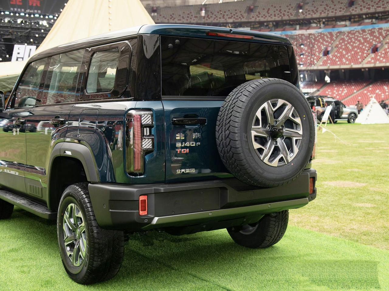 98万起,全新北京bj40刀锋英雄版发布. 这台车主要在越野性能上进行