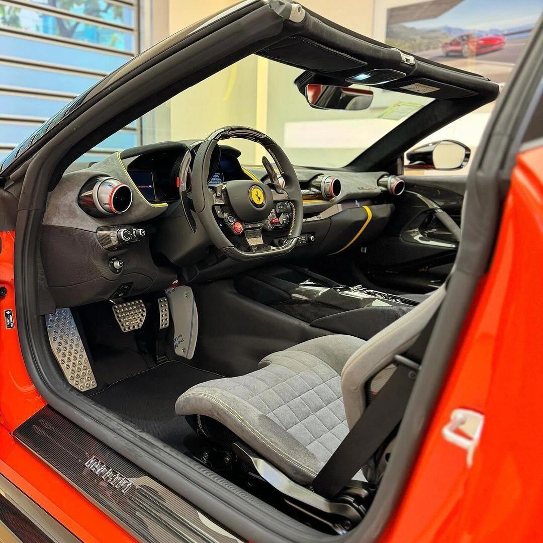 法拉利812 competizione a油漆:rosso dino.