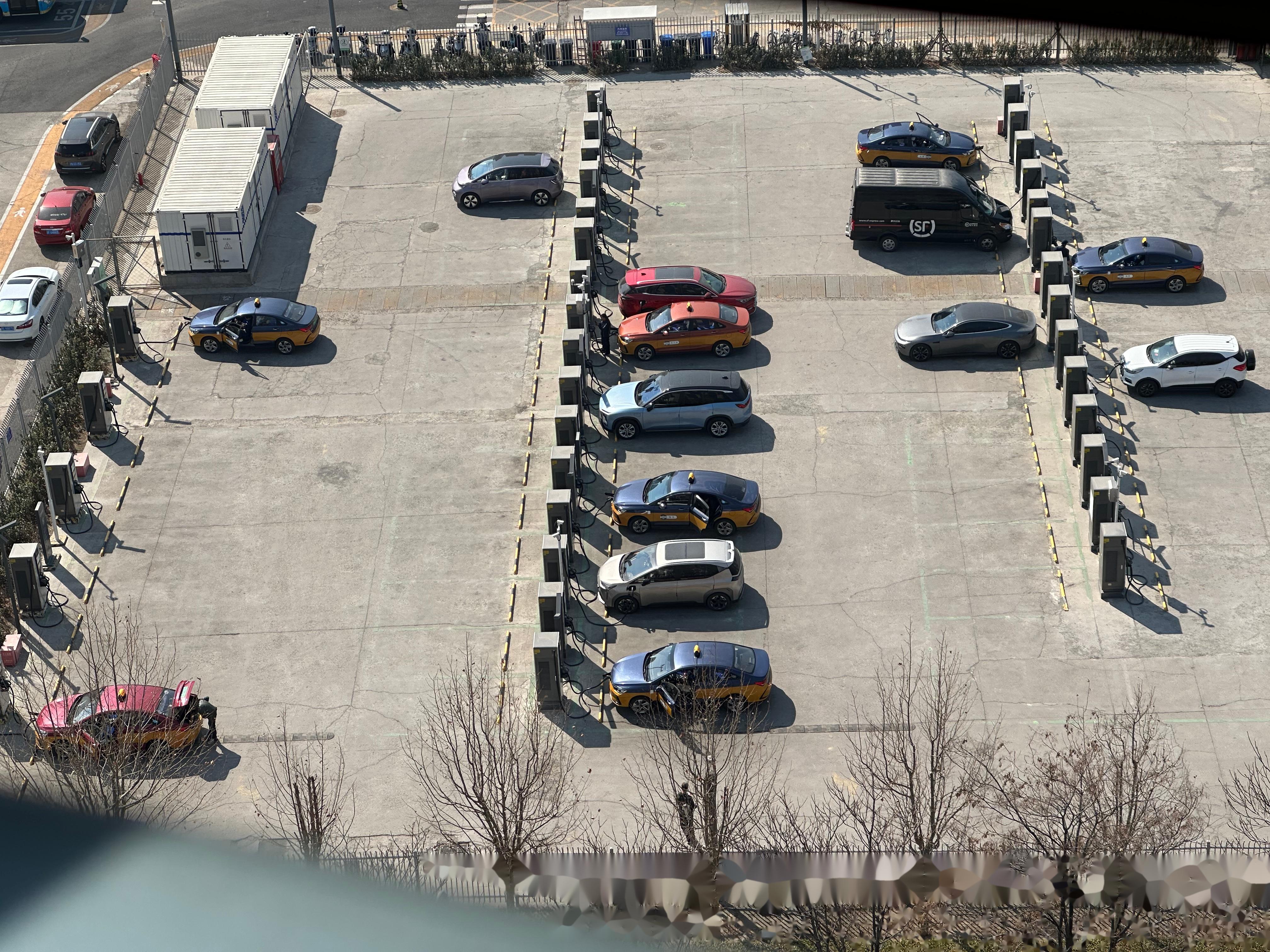 当前位置:>易车>社区>雅阁社区>北京的电动出租车比深圳真的少好多