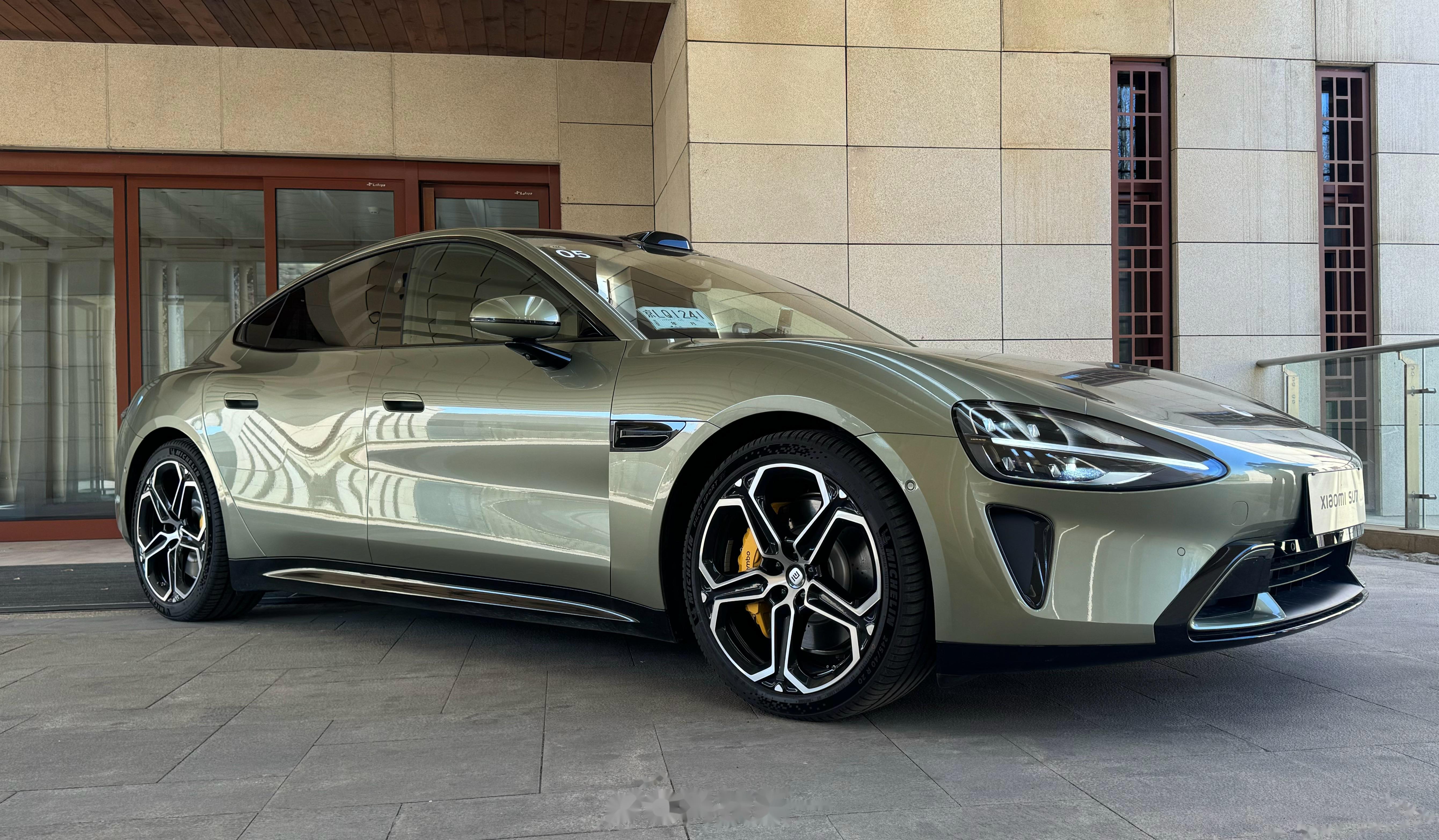 决赛圈了小米汽车su7选海湾蓝还是橄榄绿