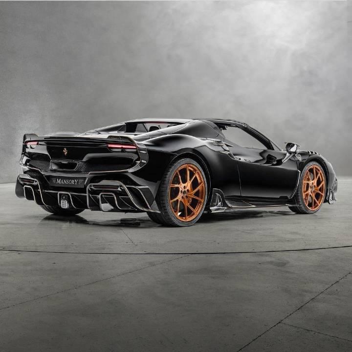 古铜金点缀的黑色法拉利296 gts,"电动v6"的性能被提升至870马力和75