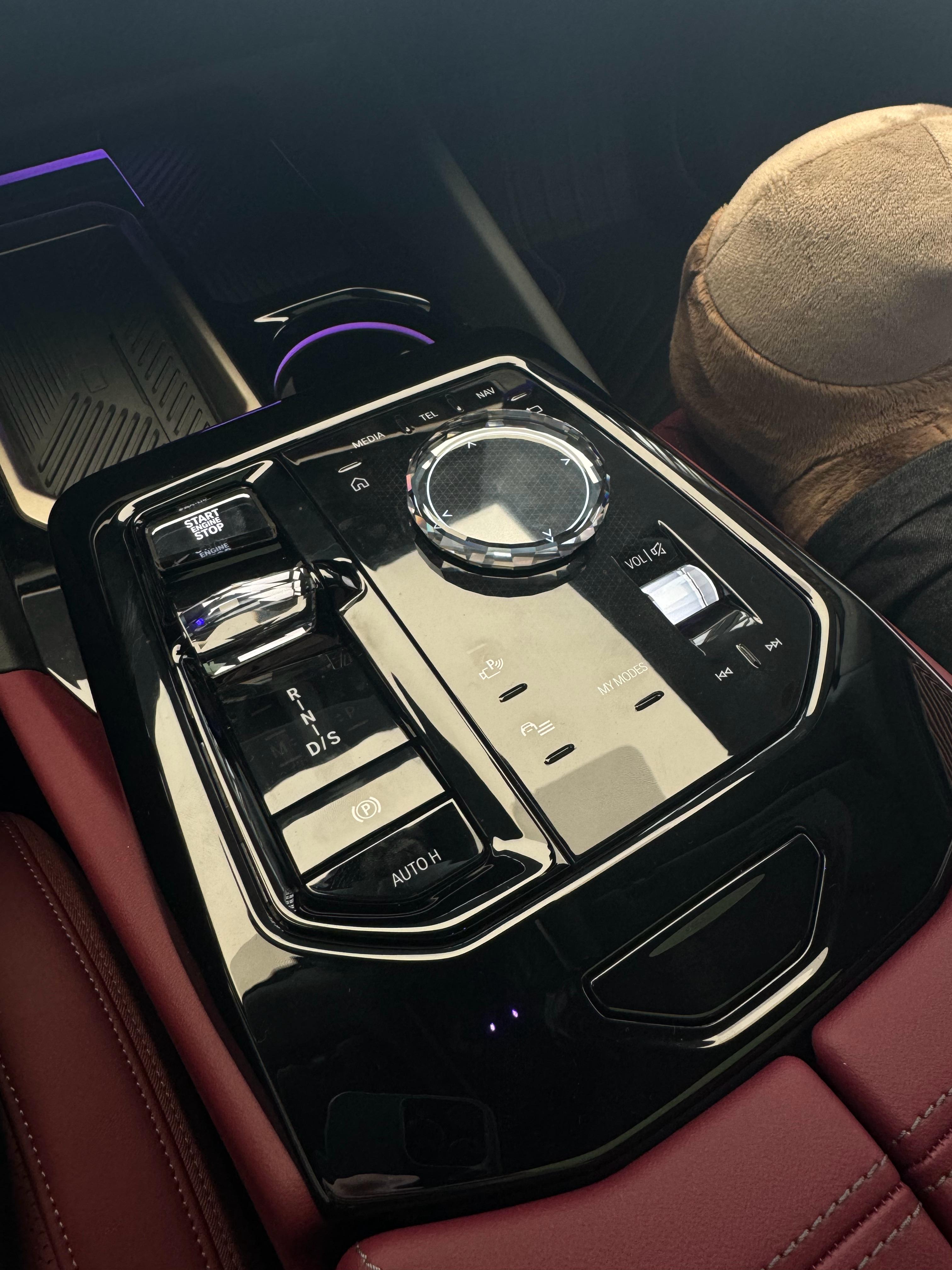 今天拿车去保养,顺便看了下新款宝马bmw 5系,内饰水晶质感是真不错